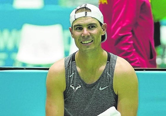 Nadal, sonriente ayer antes de iniciar el entrenamiento en Málaga.