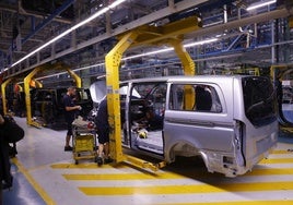 Trabajadores de Mercedes Vitoria, en las líneas de Montaje Final de la factoría