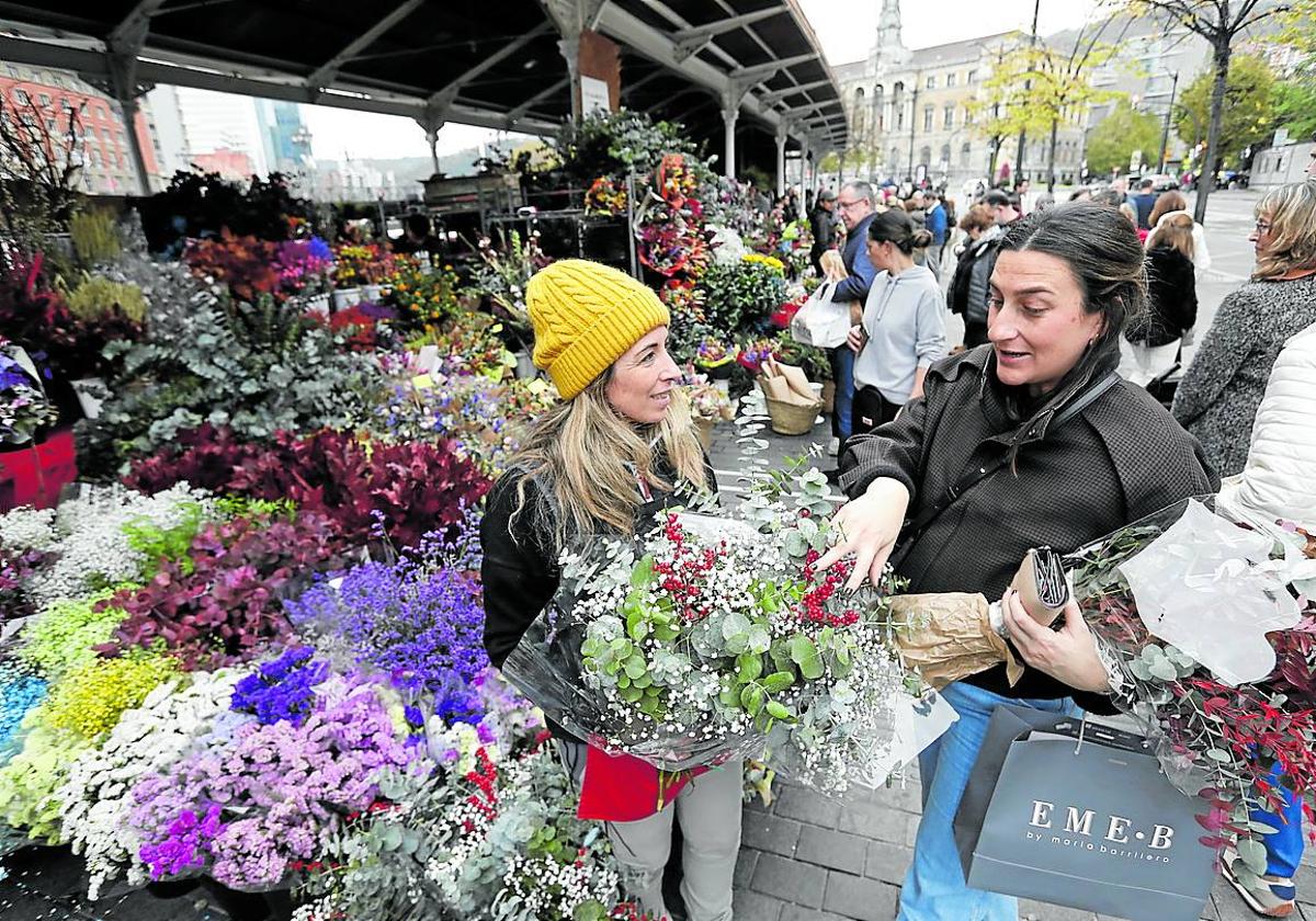 El colorido es fundamental en el mercado de las flores.