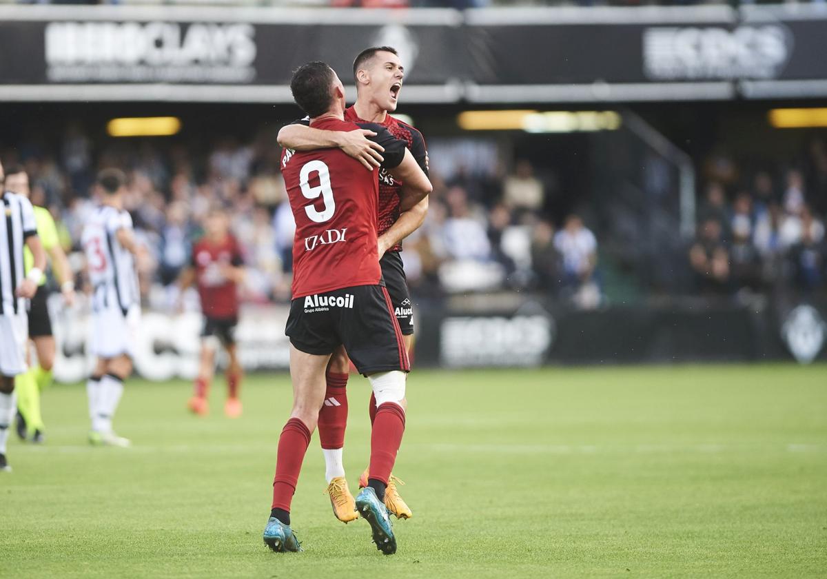 Panichelli e Izeta celebrando uno de los tres goles en Castalia.