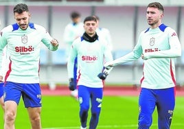 Aitor Paredes con Pedri y Laporte en un entrenamiento esta semana con la selección española.