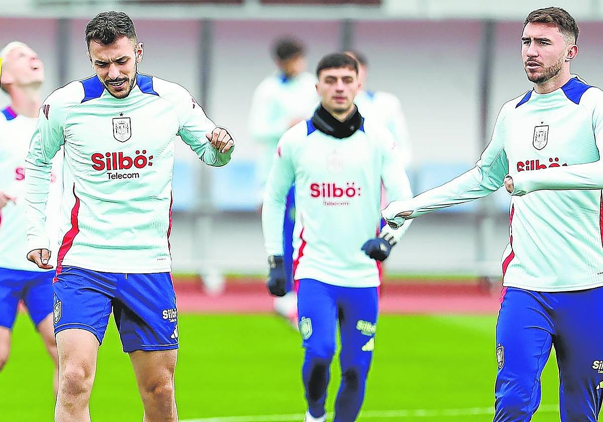 Aitor Paredes con Pedri y Laporte en un entrenamiento esta semana con la selección española.