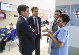 El lehendakari, Imanol Pradales, y el consejero de Salud, Alberto Martínez, han visitado las instalaciones sanitarias.