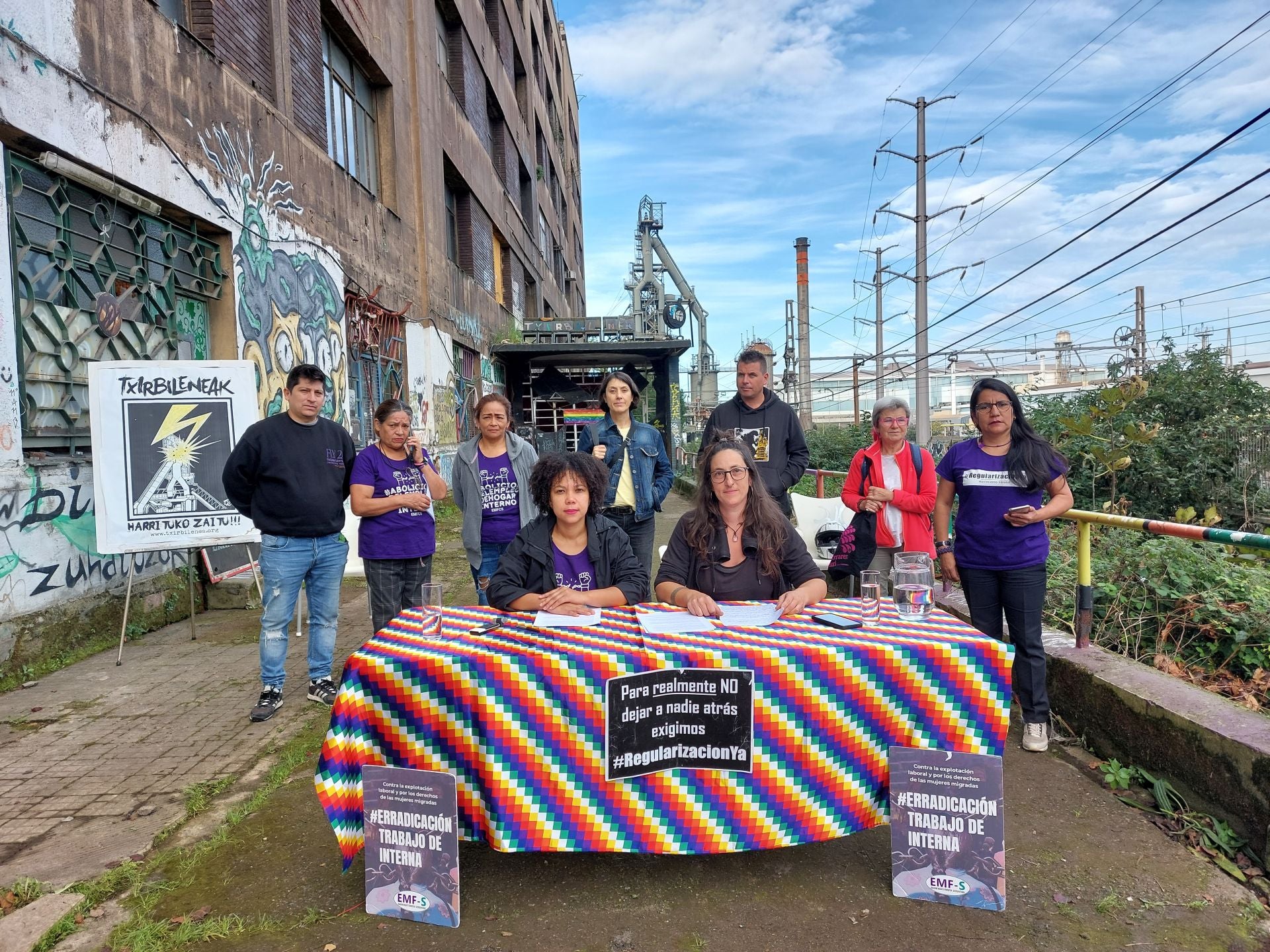 Representantes de Txribirlenea y Emakume Migratu Feministak Sociosanitarias en una reciente comparecencia.
