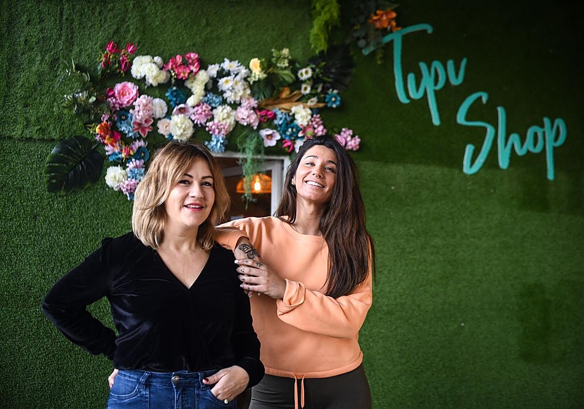 Las emprendedoras Itsaso Ugarte y Esther Arias han abierto un novedoso espacio en Trapagaran en el que comprar ropa, hacer yoga o aprender a coser.