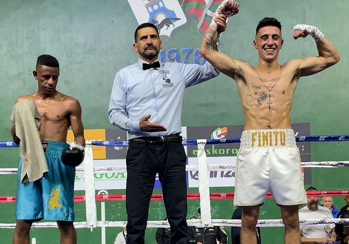 El púgil ganador sonríe tras su éxito.
