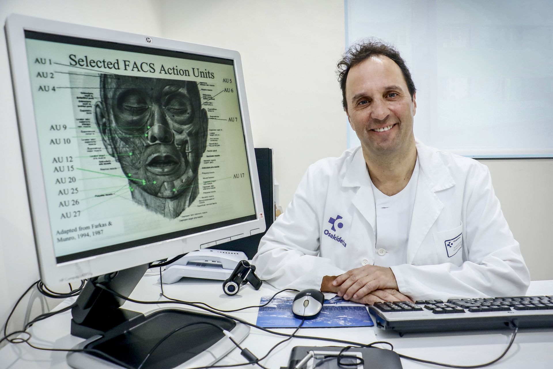 Enrique Bárez, en una consulta de la Unidad del Dolor, premiada con el Best in Class