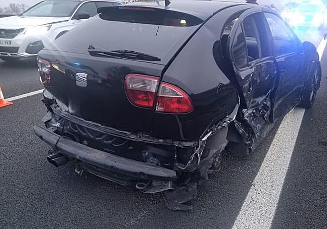 Turismo usado como ariete por la banda.