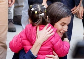 La reina Letizia abraza a Candela, de tres años, en Chiva.