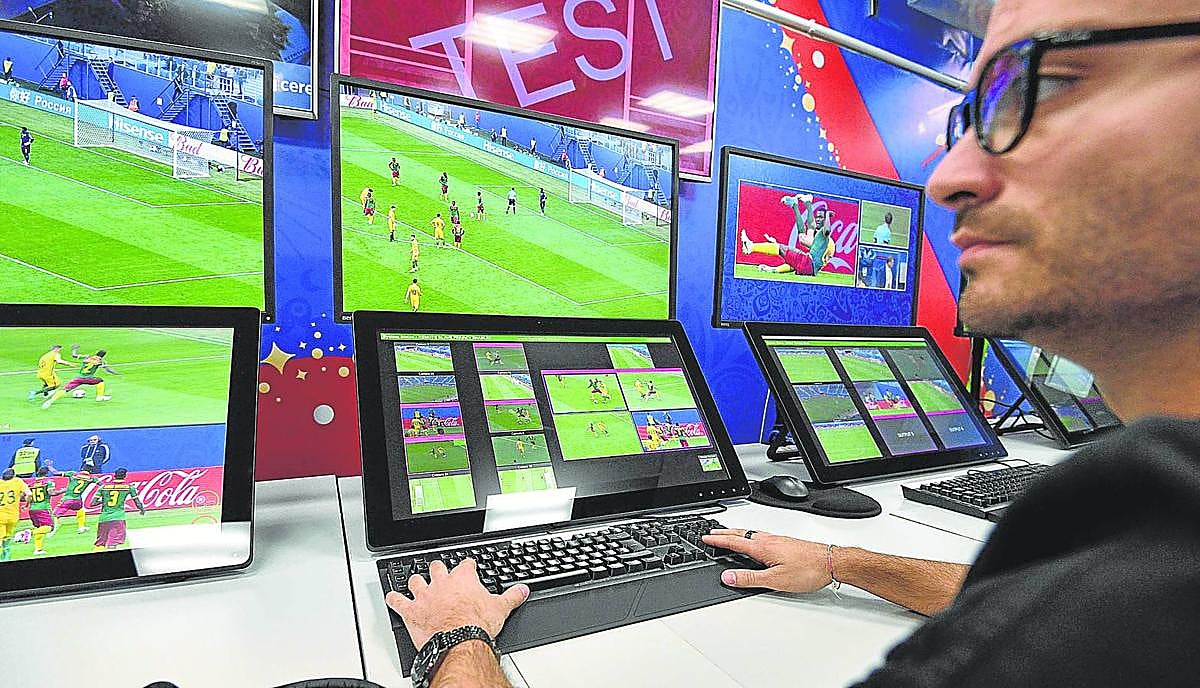 Control. El VAR se incorporó a la Liga, la Serie A italiana y la Premier en la temporada 2018/2019.