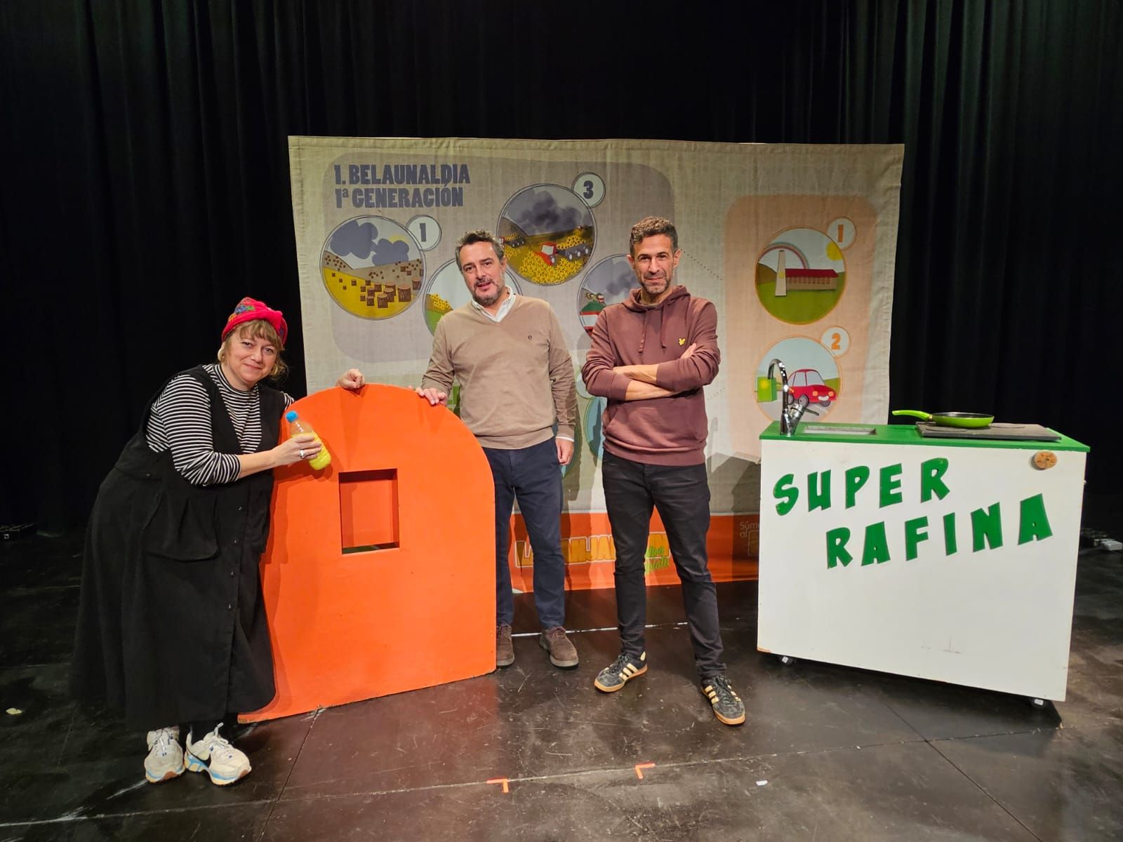 La campaña para impulsar el contenedor naranja incluye cinco funciones, protagonizadas por 'Superrafina'.