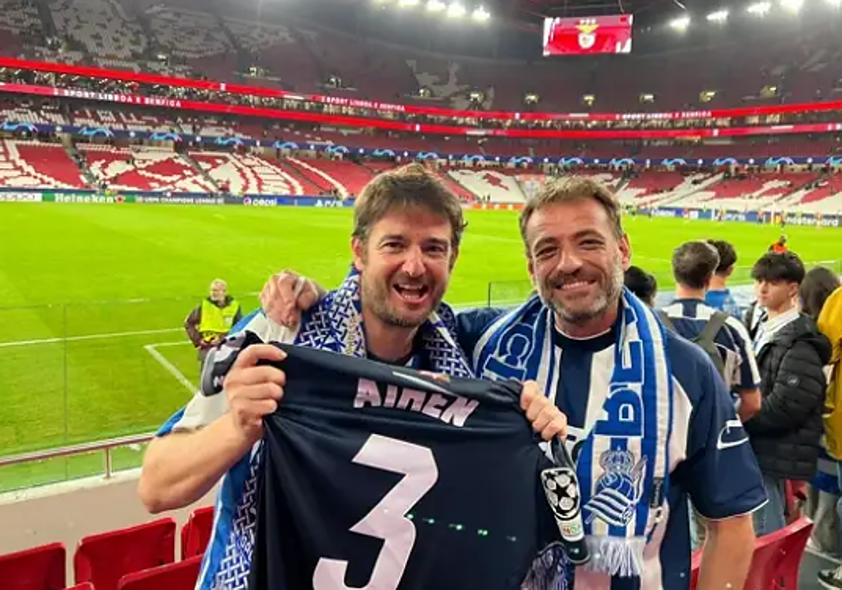 Gorka Otoxoa luce con orgullo la camiseta de Aihen en el campo del Benfica.