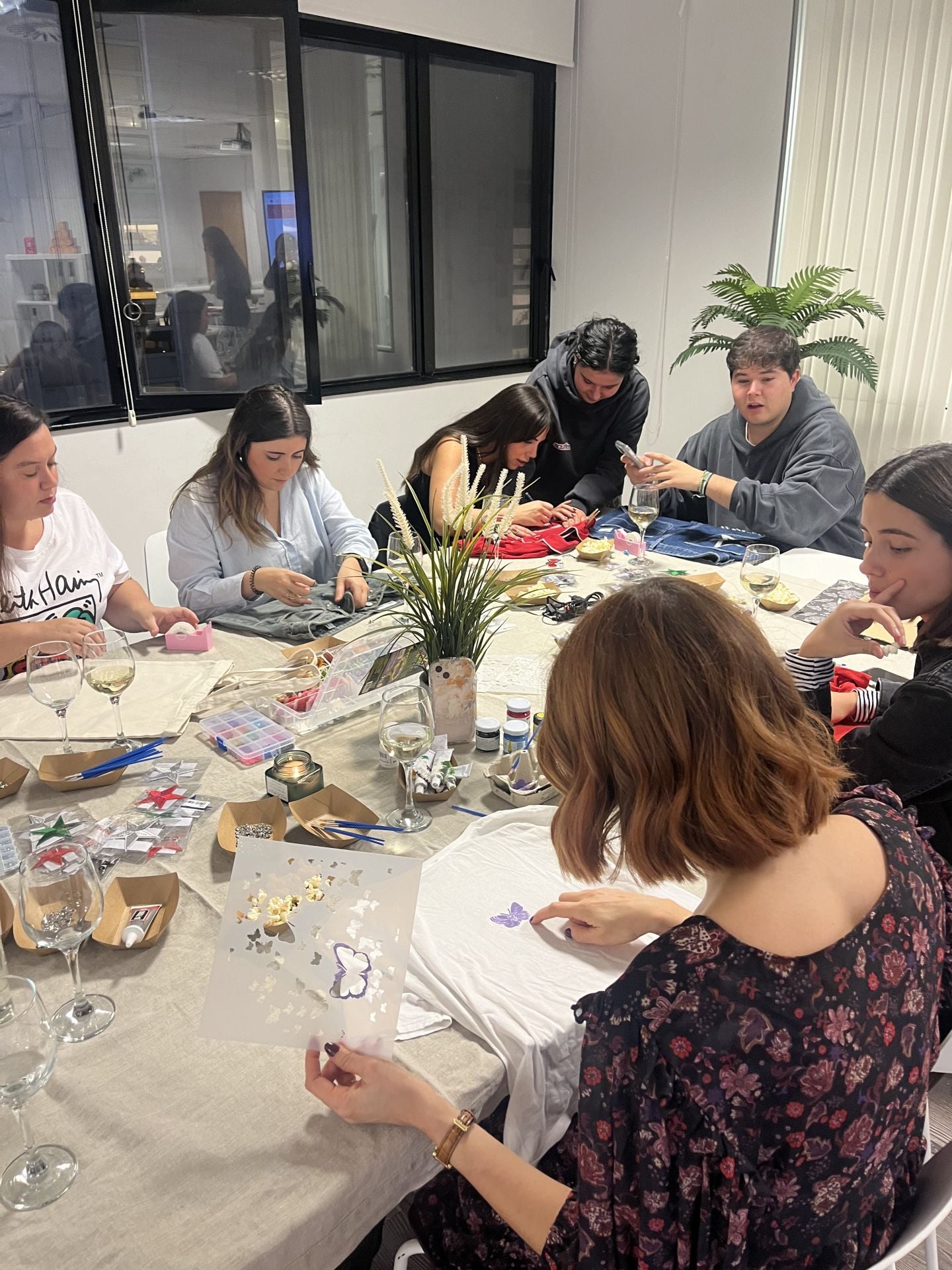 Tres amigas triunfan en Bilbao con los talleres de customización de ropa y bolsos que incluyen... ¡vino ilimitado!