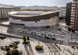 Foto panorámica de Iradier Arena en la plaza del Renacimiento.