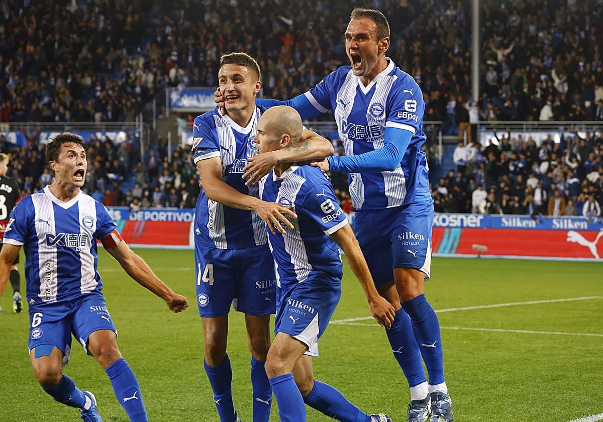 Tenaglia y Kike García con Guridi con el gol del medio al Mallorca