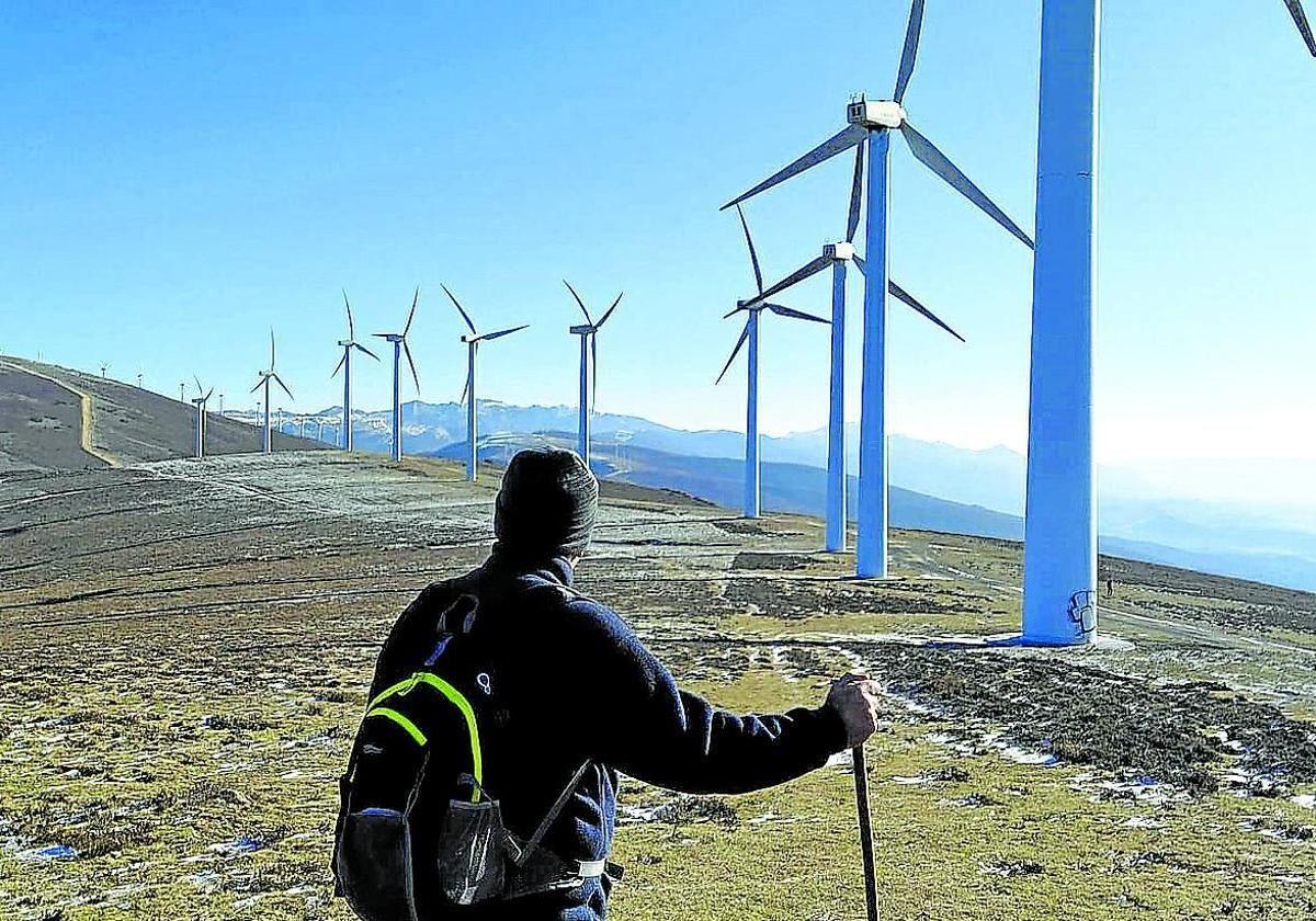 Un montañero junto a los molinos de la Sierra de Elguea.