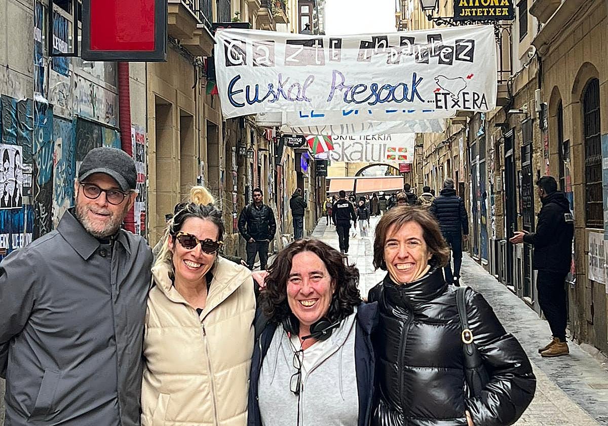 Arantxa Echevarría en la Parte Vieja de Donostia decorada para el rodaje junto a los productores Pablo Nogueroles, María Luisa Gutiérrez y Mercedes Gamero en una fotografía cedida por esta última.