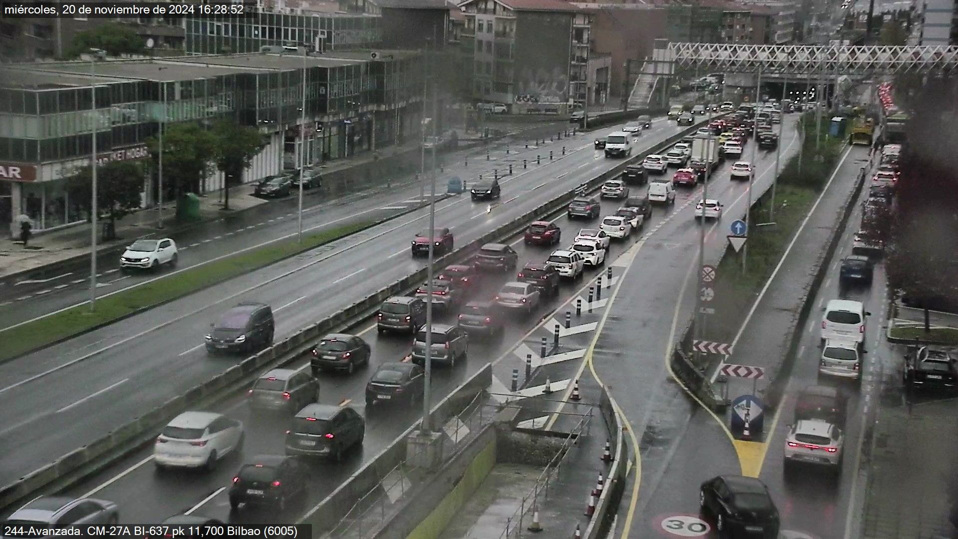 Una colisión entre dos vehículos provoca retenciones en la Avanzada durante más de dos horas
