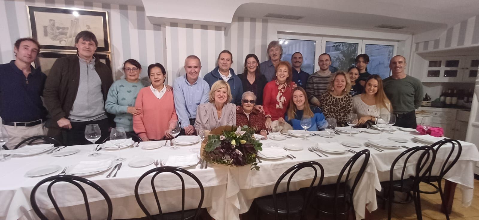 Eugenia posa con su familia y la alcaldesa de Durango, Mireia Elkoroiribe.