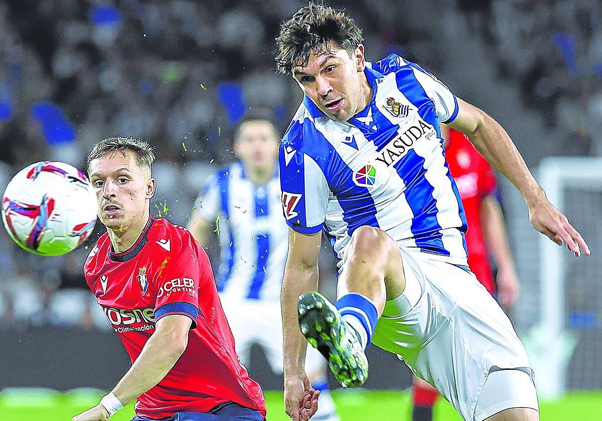 Títular. Aramburu despeja un balón en presencia de Bryan Zaragoza en el duelo contra Osasuna que se celebró en el Reale Arena.