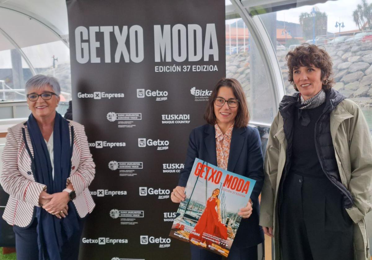 Amaia Agirre, alcaldesa de Getxo; Izaskun Gómez, directora de Comercio del Gobierno vasco, y Elena Cantera, presidenta de Getxo Enpresa, desvelan los detalles de la nueva edición a bordo del EkoKAT.