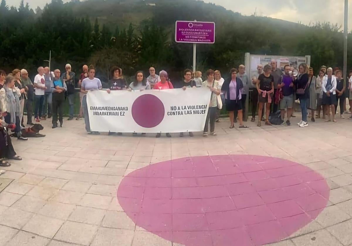 Imagen de archivo de una concentración en el punto lila de Ortuella contra la violencia machista.