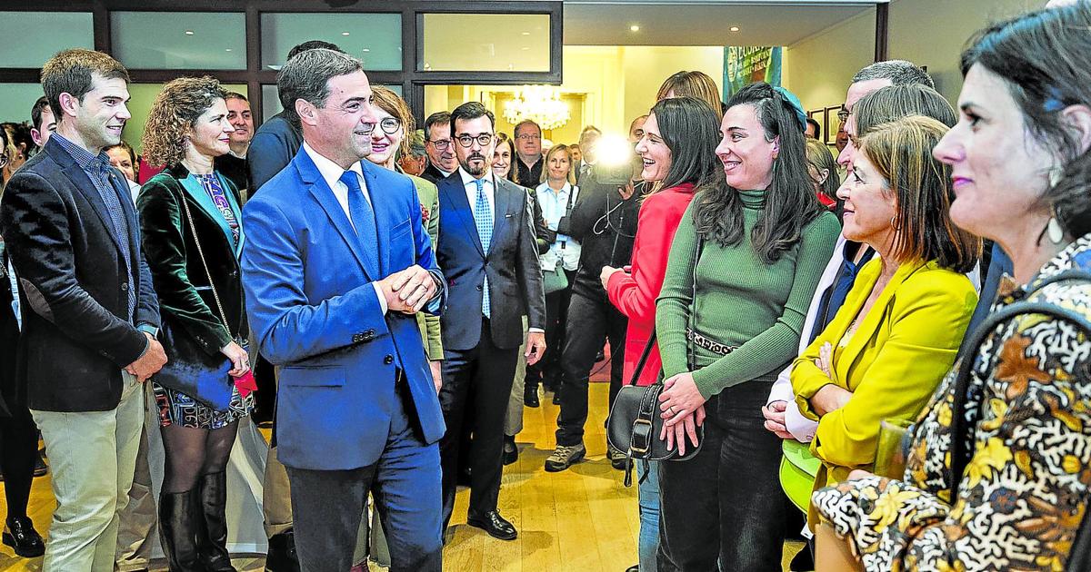 Imanol Pradales se reunió ayer en Bruselas con una numerosa representación de la colectividad vasca en la capital belga.