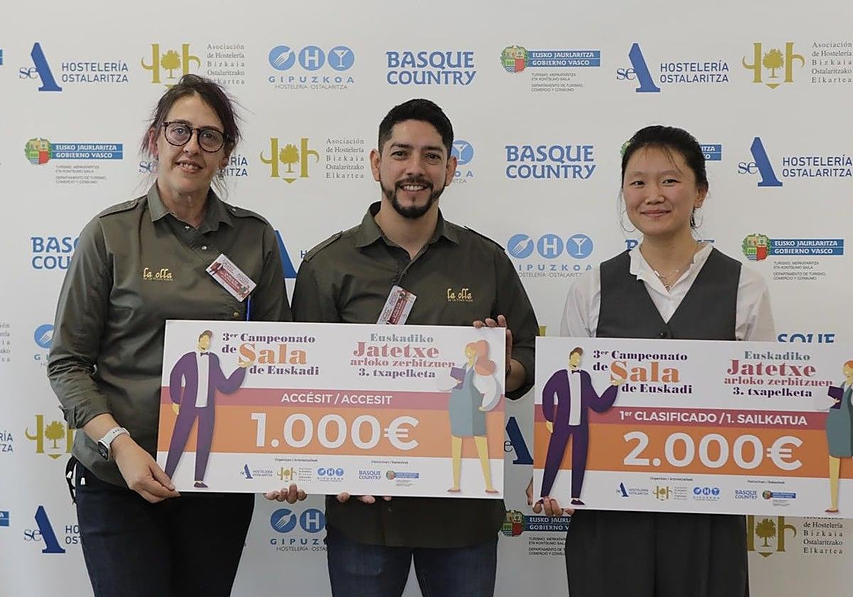 Haizea Jingsi (derecha), jefa de sala del restaurante 144, posa con el premio y otros galardonados.