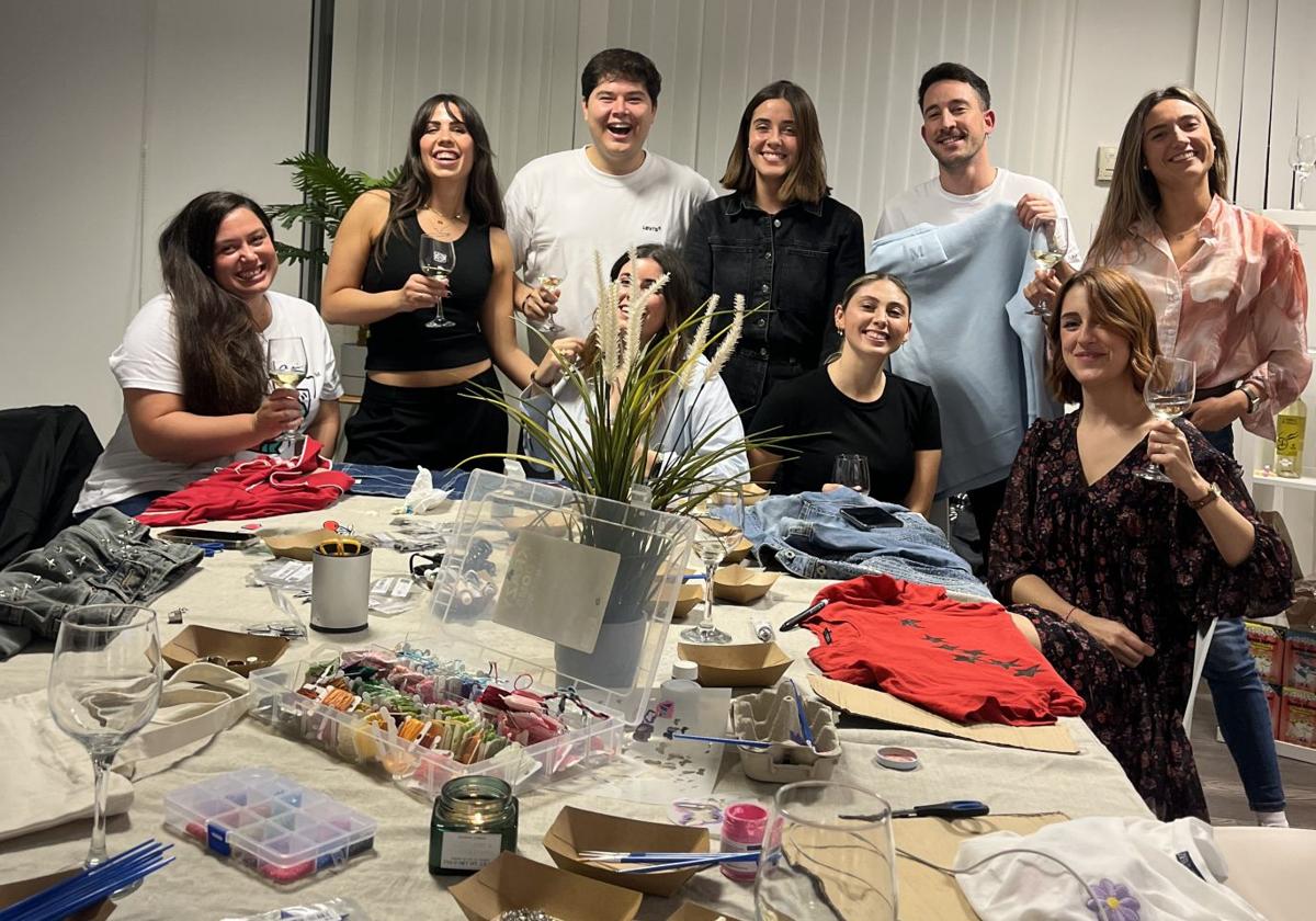 Tres amigas triunfan en Bilbao con los talleres de customización de ropa y bolsos que incluyen... ¡vino ilimitado!