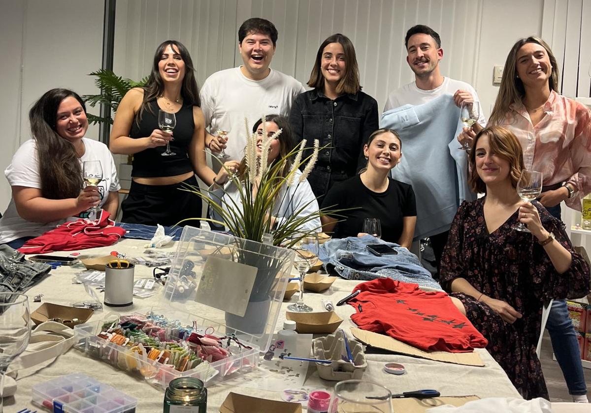 Tres amigas triunfan en Bilbao con los talleres de customización de ropa y bolsos que incluyen... ¡vino ilimitado!