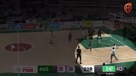 Imagen del vídeo de la zancadilla propinada por el entrenador al jugador del Teknei Zornotza