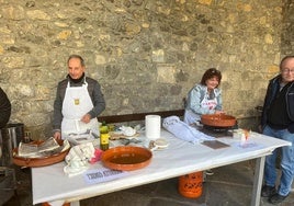 Dos cocineros se disponen a preparar cazuelas de bacalao al pil pil en una edición anterior del concurso gastronómico de Mundaka.