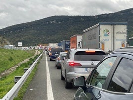 Imagen de las retenciones que se están produciendo por el accidente en el túnel Peña María, en dirección a Miranda.