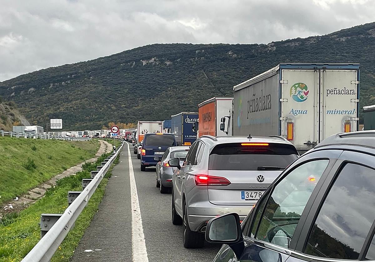 Imagen de las retenciones que se están produciendo por el accidente en el túnel Peña María, en dirección a Miranda.
