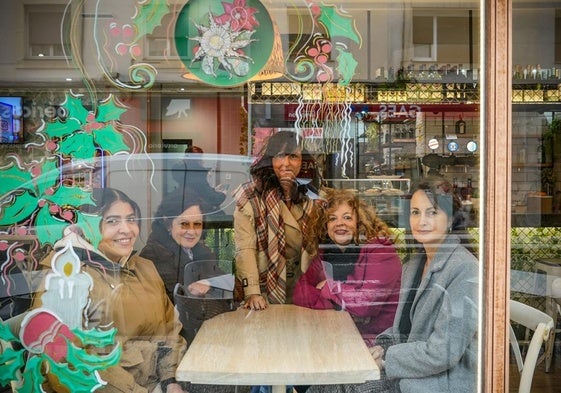 El bar La Gresca es uno de los establecimientos decorados con un 'eguzkilore' ramas de acebo.