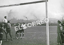 Una joya. Juan Astorquia salta de cabeza ante la mirada de su compañero, muy posiblemente Dyer. Entre los dos marcaron los siete goles que el Bizcaya le hizo a su rival francés. 3.500 espectadores asistieron al partido, disputado en la campa de Lamiako, según informó el diario Nervión.