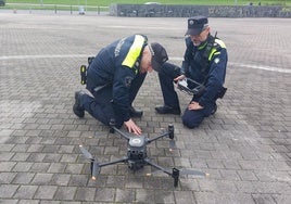 Dos agentes manejan uno de los drones que ya operan en Barakaldo.