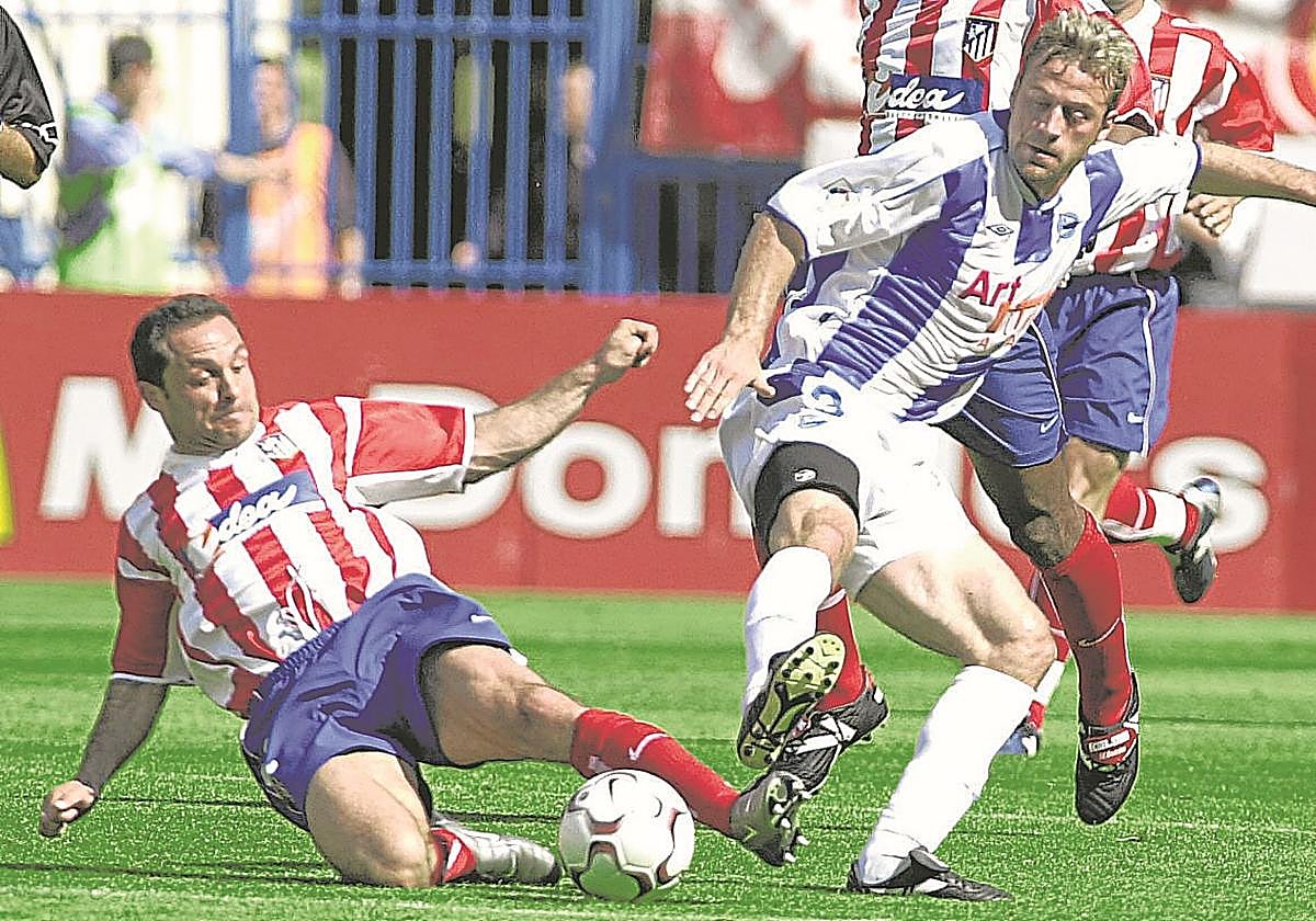 El alavesista Rubén Navarro intenta proteger el balón ante la entrada de Sergi Barjuan.