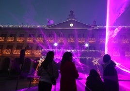 La fachada del Ayuntamiento de Vitoria ya luce iluminada.