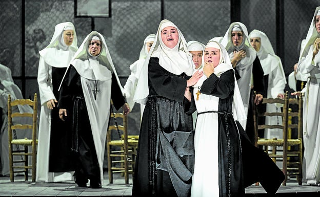 Chiara Isotton, en el centro, se metió en la piel de Suor Angelica en la segunda ópera de 'Il trittico'.