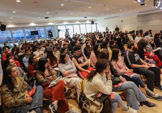 Los estudiantes de diferentes centros escolares trasladaron sus dudas a los ponentes en el foro de empleo y talento joven Gazte Up!, celebrado ayer en el museo Artium.