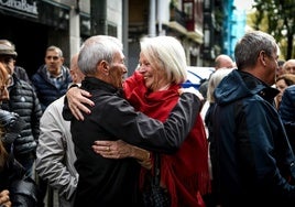 Rosa Rodero, viuda de Joseba Goikoetxea, saludó a familiares y amigos.