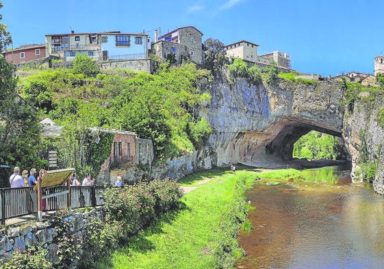 El río Nela discurre sin estridencias bajo este pueblo medieval, rodeado de hayas y robles.