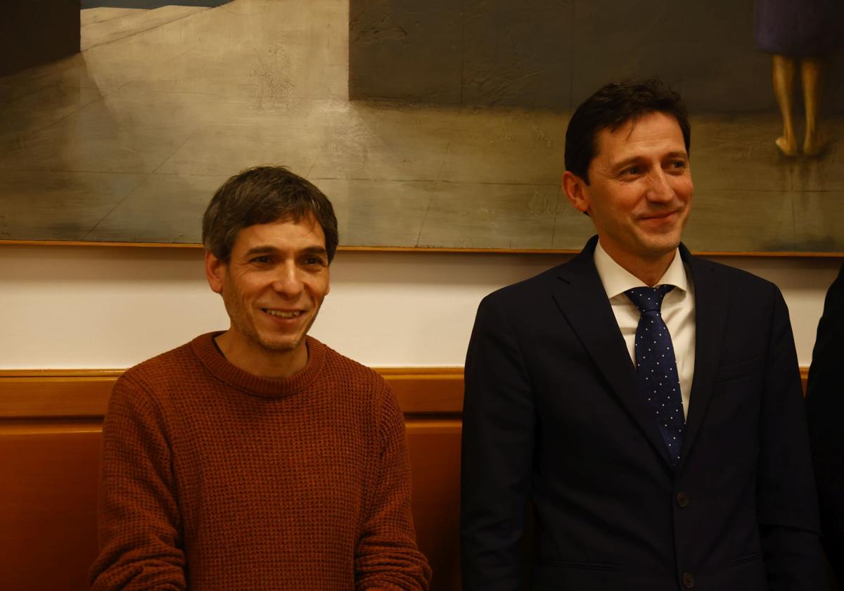 Jon Hernández (Sumar) y el consejero de Hacienda, Noël d'Anjou, en una reunión.