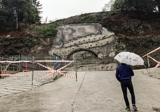 Un joven observa las obras paralizadas de la Línea 5 en Usansolo, a mediados de octubre.