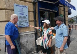 Dos turistas revisan el menú del día en un restaurante de Bilbao.