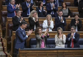 El presidente del Gobierno, Pedro Sánchez, y las vicepresidentas María Jesús Montero y Yolanda Díaz, y el ministro de Presidencia, Félix Bolaños, aplauden durante el pleno celebrado este jueves en el Congreso de Los Diputados.