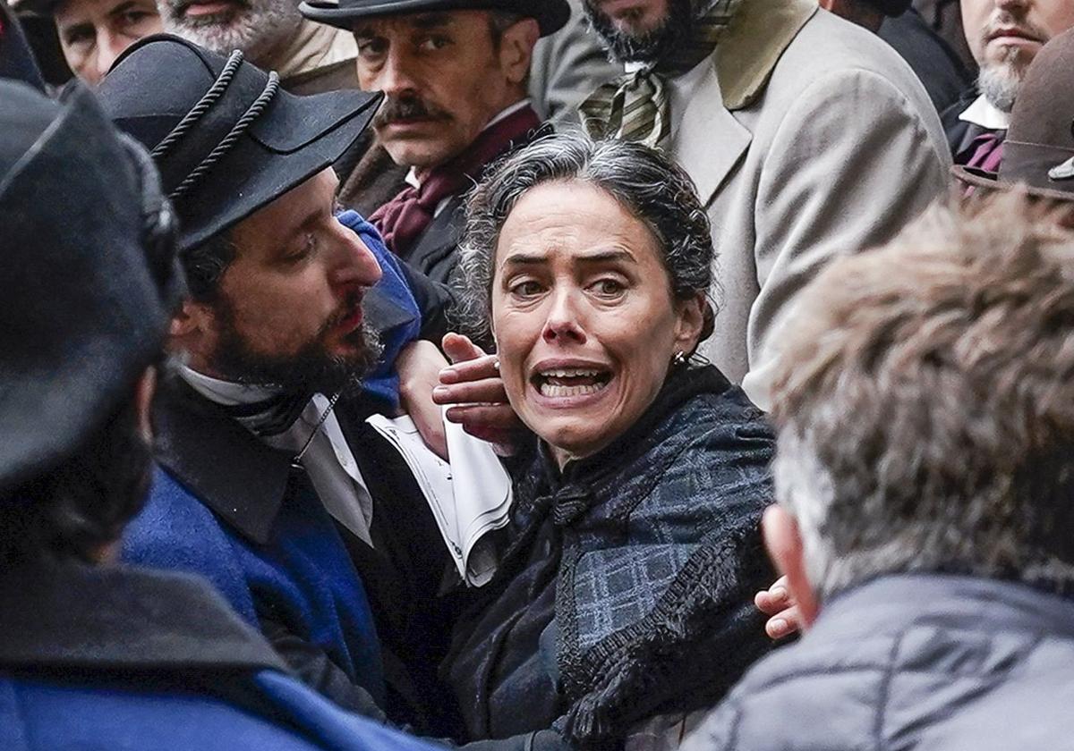 Patricia López Arnaiz, en un momento del rodaje que se llevó a cabo este miércoles en la plaza Euskaldunberri.