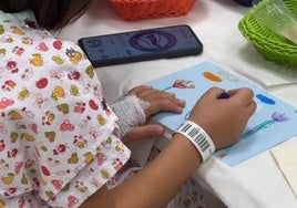 Una de las niñas ingresadas realiza un dibujo en los talleres.