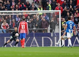 Guridi marca de penalti ante el Atlético.